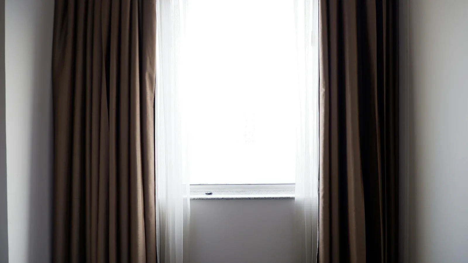 窓辺のカーテン — 試着室のイメージ（表示イメージ）